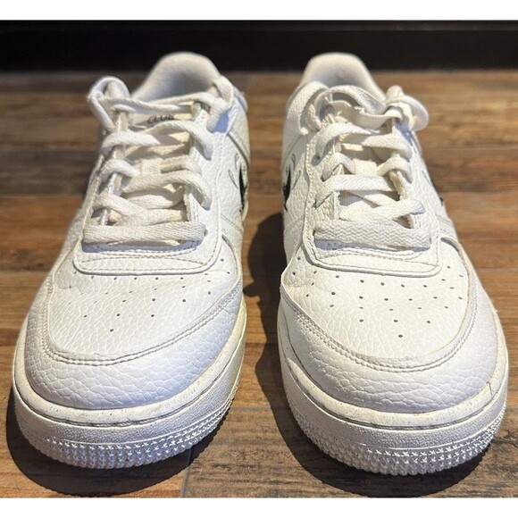 Nike Sun Club Air Force 1 Shoes Size 6.5Y White Shark Swoosh DQ7690-100 - Picture 3 of 9